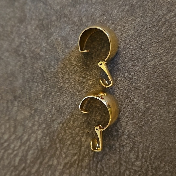 3/$30 VTG Goldtone Chunky Clip-on Hoop Earrings - Picture 6 of 8